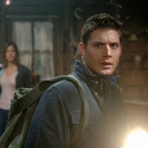 Jensen Ackles con Tricia Helfer nell'episodio 'Roadkill' della serie Supernatural