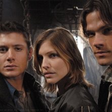 Jensen Ackles, Jared Padalecki e Tricia Helfer nell'episodio 'Roadkill' della serie Supernatural