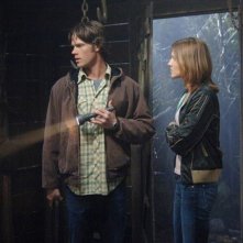 Jensen Ackles con Jared Padalecki e Tricia Helfer nell'episodio 'Roadkill' della serie Supernatural