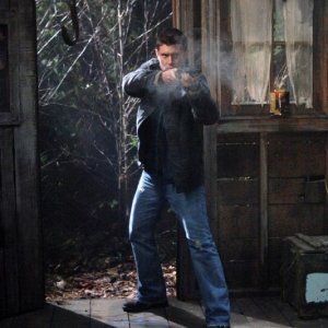 Jensen Ackles è Dean Winchester nell'episodio 'Roadkill' della serie Supernatural