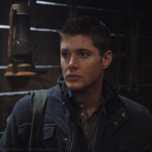 Jensen Ackles nel ruolo di Dean Winchester nell'episodio La strada della morte della serie Supernatural