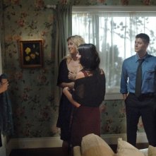 Jensen Ackles, Samantha Smith, Jared Padalecki, Adrianne Palicki e Michelle Borth nell'episodio 'What is and What should never be' della serie Supernatural