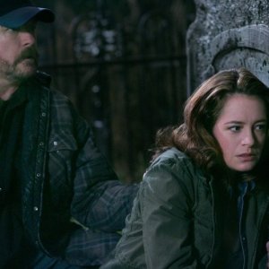 Jim Beaver e Samantha Ferris nell'episodio 'All Hell breaks loose: part 2' della serie tv Supernatural