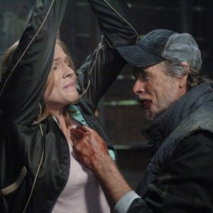 Tricia Helfer e Winston Rekert nell'episodio 'Roadkill' della serie Supernatural