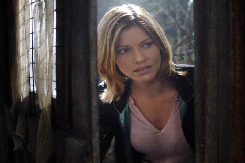 A linda Tricia Helfer no episódio 'Roadkill' da série Supernatural