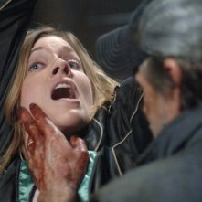 Tricia Helfer in una sequenza drammatica nell'episodio 'Roadkill' della serie Supernatural