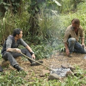 Ken Leung e Josh Holloway in una scena dell'episodio 'Something Nice Back Home' della quarta stagione di Lost
