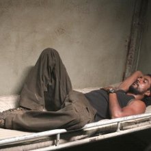 Naveen Andrews in una scena dell'episodio 4x08 di Lost