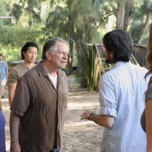 Sam Anderson e Jeremy Davies discutono in spiaggia in una scena dell'episodio 4x10 di Lost