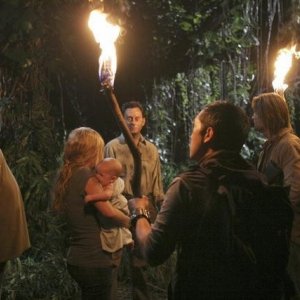 Una scena di gruppo dell'episodio 'Something Nice Back Home' della quarta stagione di Lost