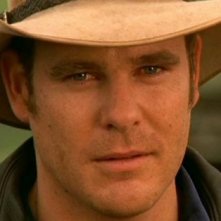 Aaron Jeffery nei panni di Alex Ryan nella serie tv 'Le sorelle McLeod'