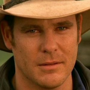 Aaron Jeffery nei panni di Alex Ryan nella serie tv 'Le sorelle McLeod'