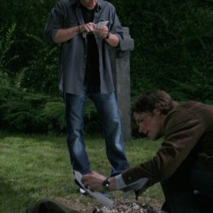 Jared Padalecki e Jensen Ackles, nei panni dei fratelli Winchester, nell'episodio 'Bad Day at Black Rock' della serie Supernatural