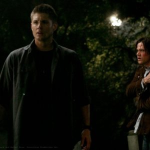 Jared Padalecki e Jensen Ackles, nei panni di Sam e Dean Winchester, nell'episodio 'Bad Day at Black Rock' della serie Supernatural