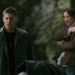 Jared Padalecki con Jensen Ackles, nei panni di Sam e Dean Winchester, nell'episodio 'Bad Day at Black Rock' della serie Supernatural