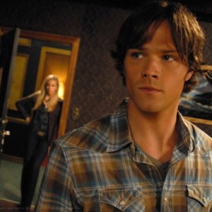 Jared Padalecki e Katie Cassidy (in secondo piano) nell'episodio 'Sin City' della serie Supernatural