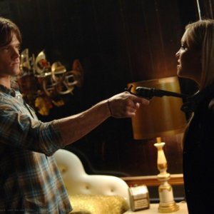 Jared Padalecki e Katie Cassidy nell'episodio 'Sin City' della serie Supernatural