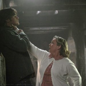 Jared Padalecki alle prese con Merrilyn Gann nell'episodio 'A very supernatural Christmas' della serie Supernatural