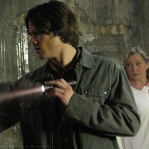 Jared Padalecki con Merrilyn Gann nell'episodio 'A very supernatural Christmas' della serie Supernatural