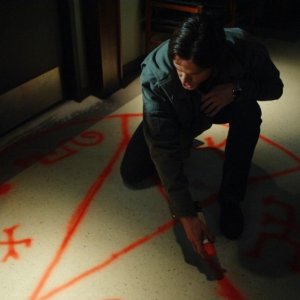Jared Padalecki, nei panni di Sam mentre dipinge una Trappola per imprigionare i demoni nell'episodio 'Jus in Bello' della serie Supernatural