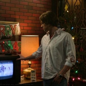 Jared Padalecki, nei panni di Sam Winchester, nell'ep. 'A very supernatural Christmas' della serie Supernatural