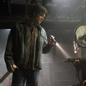 Una nuova indagine per Jared Padalecki, nei panni di Sam Winchester, nell'episodio 'A very supernatural Christmas' della serie Supernatural