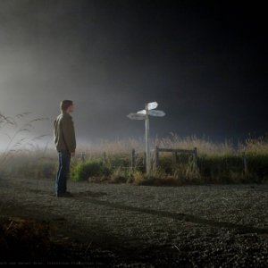 Jared Padalecki mentre sta per evocare un demone, nell'episodio 'Bedtime stories' della serie Supernatural