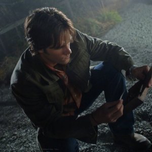 Jared Padalecki nel ruolo di Sam Winchester mentre sta per evocare un demone, nell'episodio 'Bedtime stories' della serie Supernatural