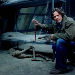 Jared Padalecki, sul set della casa infestata nell'episodio 'Ghostfacers' della serie Supernatural
