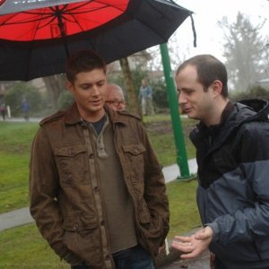 Jensen Ackles con Eric Kripke, il creatore della serie Supernatural sul set dell'episodio 'What is and what should never be'
