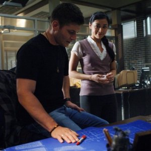 Jensen Ackles con Aimee Garcia nell'episodio 'Jus in Bello' della serie Supernatural