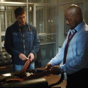 Jensen Ackles e Charles Malik Whitfield nell'episodio 'Jus in Bello' della serie Supernatural