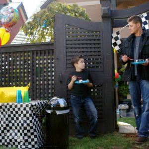 Jensen Ackles con il piccolo Nicholas Elia nell'episodio 'The Kids are alright' della serie Supernatural