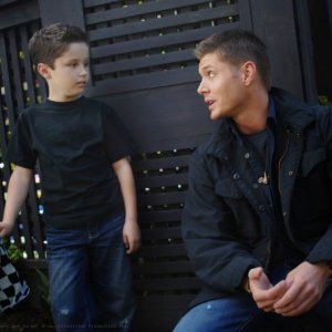 Jensen Ackles e il piccolo Nicholas Elia nell'episodio 'The Kids are alright' della serie Supernatural