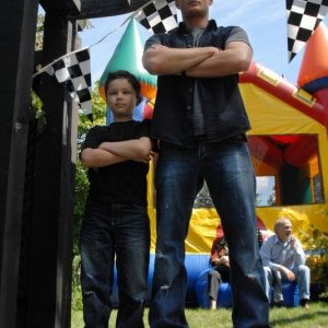 Jensen Ackles e il piccolo Nicholas Elia nell'episodio 'The Kids are alright' della serie Supernatural
