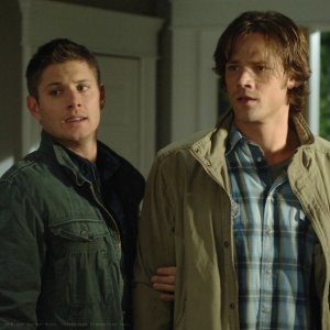 Jensen Ackles e Jared Padalecki, Dean e Sam Winchester nell'episodio 'Malleus Maleficarum' della serie Supernatural