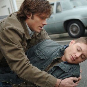 Jensen Ackles e Jared Padalecki, in un drammatico momento dell'episodio 'Mystery Spot' della serie Supernatural