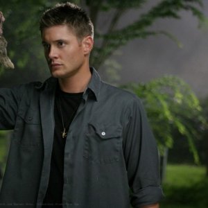 Jensen Ackles e Lauren Cohan (in secondo piano) nell'episodio 'Bad Day at Black Rock' della serie Supernatural