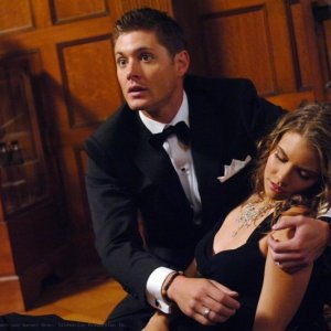 Jensen Ackles sorregge Lauren Cohan nell'episodio 'Red sky at morning' della serie Supernatural