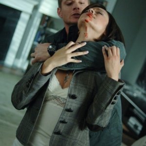 Jensen Ackles e Marisa Ramirez, nel ruolo di un demone, nell'episodio 'Malleus Maleficarum' della serie Supernatural