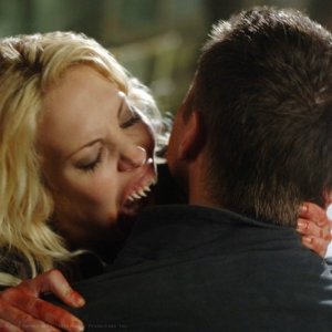 Jensen Ackles e Mercedes McNab, nel ruolo di una vampira, nell'episodio 'Fresh Blood' della serie Supernatural