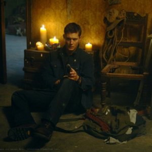 Jensen Ackles interpreta Dean nella serie Supernatural, episodio 'The Magnificent Seven'