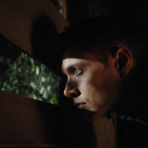Jensen Ackles interpreta Dean Winchester nella serie Supernatural, episodio 'The Magnificent Seven'