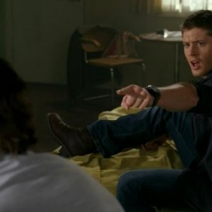Jensen Ackles mentre interpreta Dean Winchester e di spalle Jared Padalecki, nell'episodio 'Mystery Spot' della serie Supernatural