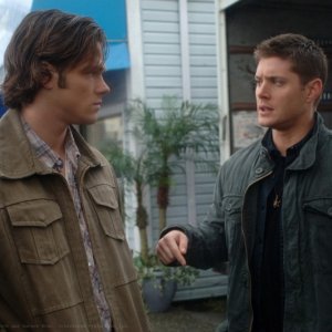 Jensen Ackles con Jared Padalecki nell'episodio 'Mystery Spot' della serie Supernatural