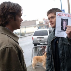 Jensen Ackles mentre interpreta Dean Winchester e Jared Padalecki, nei panni di suo fratello Sam, nell'episodio 'Mystery Spot' della serie Supernatural