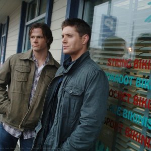 Jensen Ackles mentre interpreta Dean Winchester con Jared Padalecki, nel ruolo di suo fratello Sam, nell'episodio 'Mystery Spot' della serie Supernatural