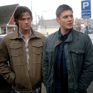 Jensen Ackles mentre interpreta Dean Winchester e Jared Padalecki, nel ruolo di suo fratello Sam, nell'episodio 'Mystery Spot' della serie Supernatural