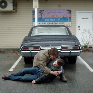 Jensen Ackles sorretto da Jared Padalecki nell'episodio 'Mystery Spot', della serie Supernatural