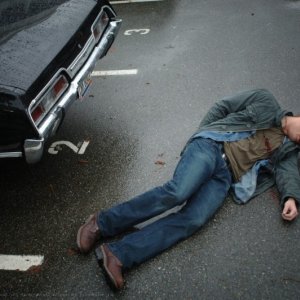 Jensen Ackles mentre interpreta Dean Winchester nell'episodio 'Mystery Spot' della serie Supernatural